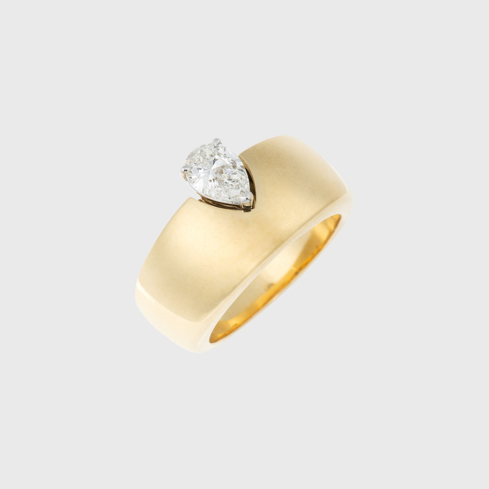 Yellow gold ring with pear white diamond