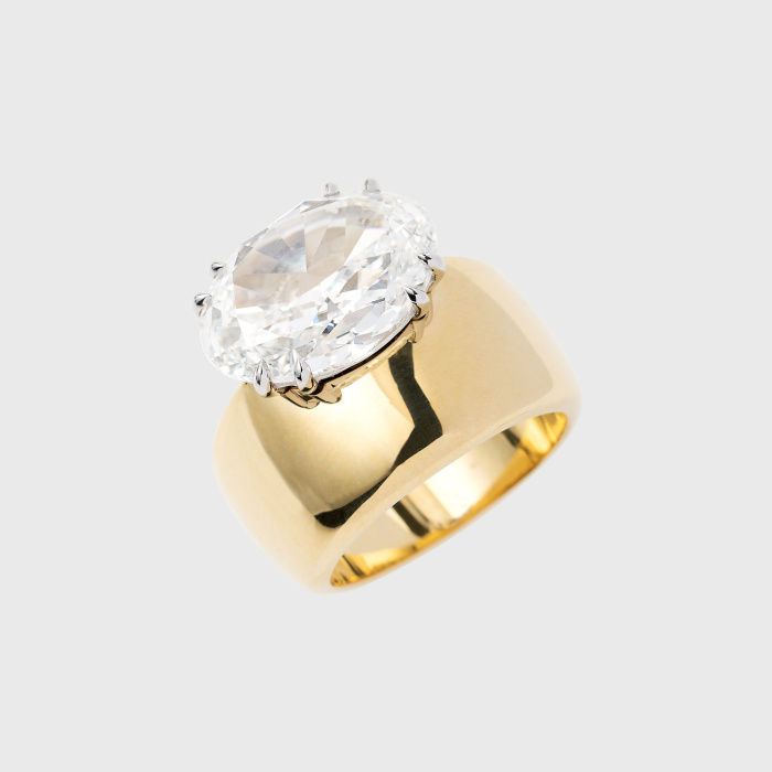 Yellow gold ring with oval white diamond