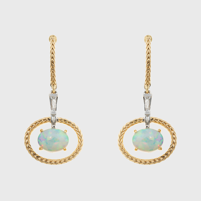 Yellow gold small earrings with opals and white diamonds