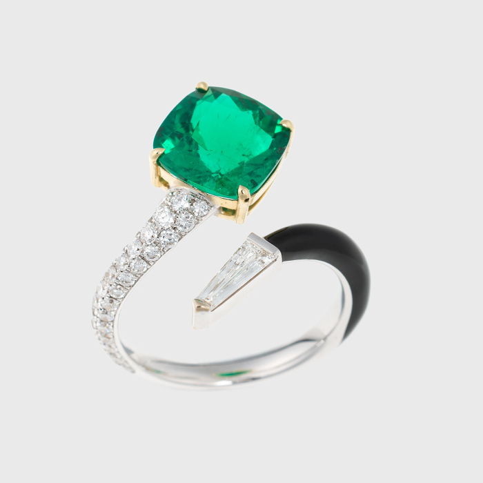 White gold ring with cushion emerald, white diamonds and black enamel
