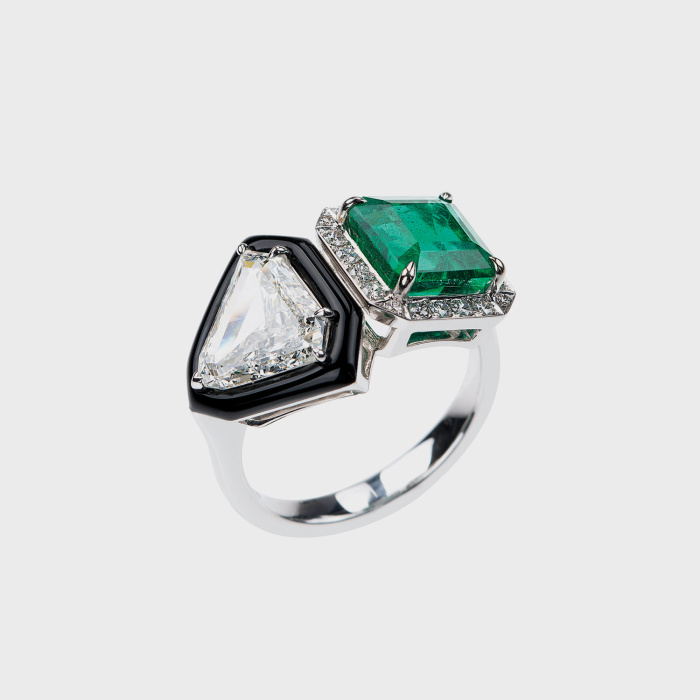 White gold ring with emerald, trillion white diamond, white brilliant diamonds and black enamel