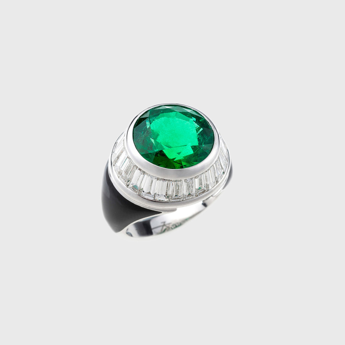 White gold ring with round emerald, white diamond baguettes and black enamel