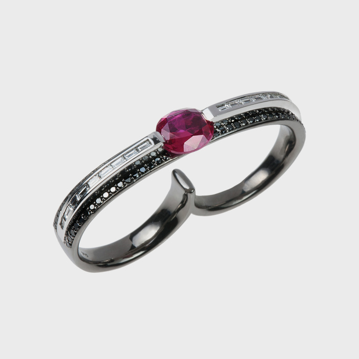 Black gold double finger ring with black diamonds and ruby