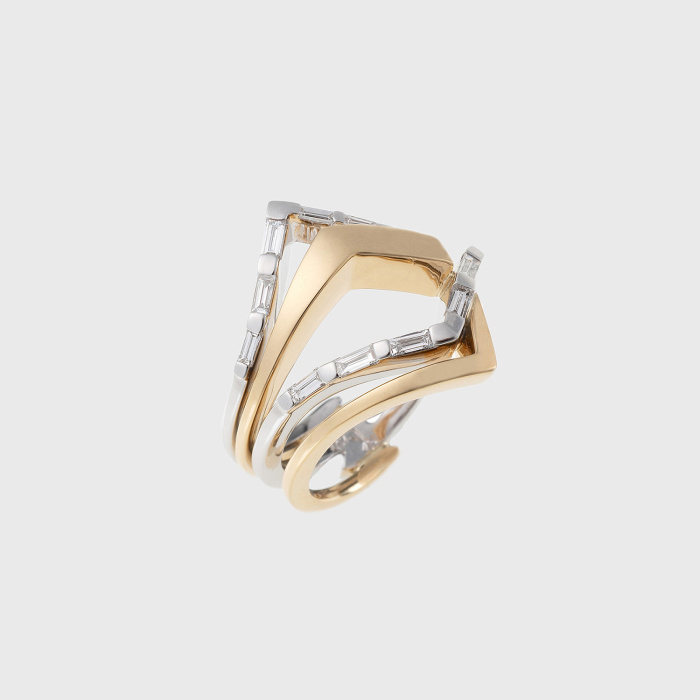 Yellow gold ring with white diamond baguettes
