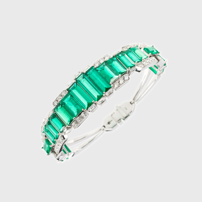 White gold bracelet with emerald cut emeralds and white diamonds