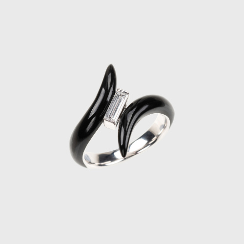 White gold ring with white diamond baguette and black enamel