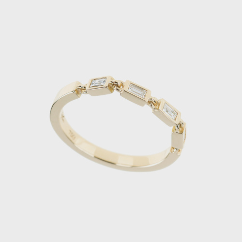 Yellow gold band ring with white diamond baguettes