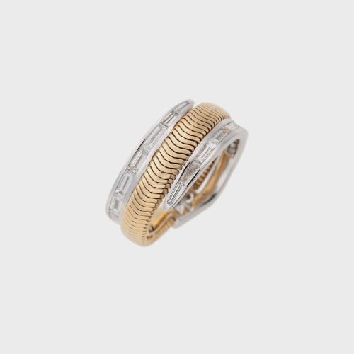 Yellow gold chain ring with white diamond baguettes